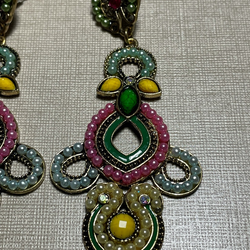 Fabulous costume earrings - Picture 2 of 3